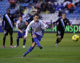 Adrin Lpez ejecuta un penalti en un partido del Deportivo