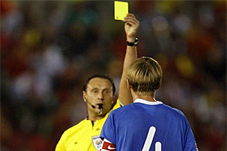 Oleg Oriekhov muestra una cartulina durante un partido de la liga ucraniana