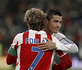 Forln y Cristiano se saludan antes del partido disputado en el Bernabu.