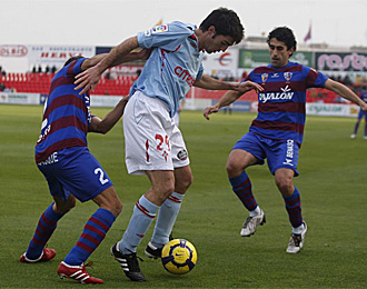 Toni, en un partido disputado en El Alcoraz la temporada pasada