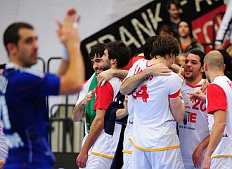 Los jugadores de Espaa se abrazan tras el partido.