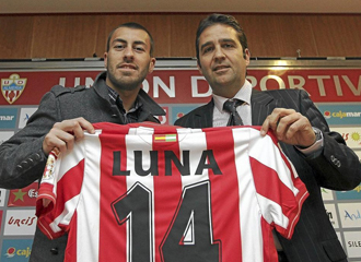 Luna junto con el director deportivo del Almería.