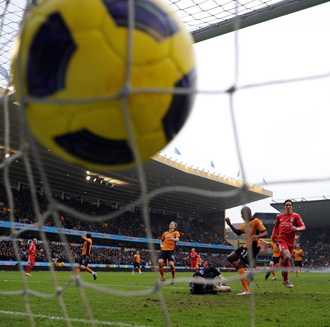 Momento en el que el baln toca la red en el que fue el primer gol de Torres al Wolves.