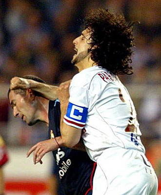 Alfaro golpea a Zidane en un bal�n dividido