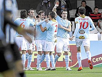 Los jugadores del Celta se abrazan tras marcar un gol en el partido ante el Cartagena