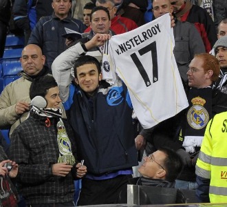 Un aficionado en el Bernabu con la camiseta de Van Nistelrooy