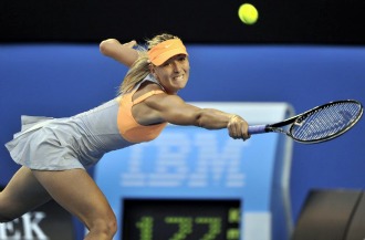 Sharapova intenta llegar a una bola durante el partido