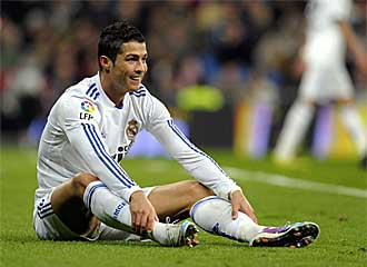 Cristiano Ronaldo, sentado en el csped en un momento del partido de Liga que el Real Madrid disput este domingo contra el Mallorca.