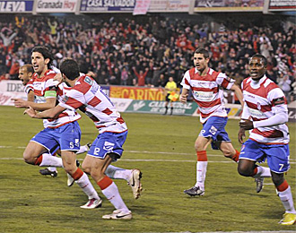 Los jugadores del Granada celebran el triunfo ante el Recreativo de la pasada jornada