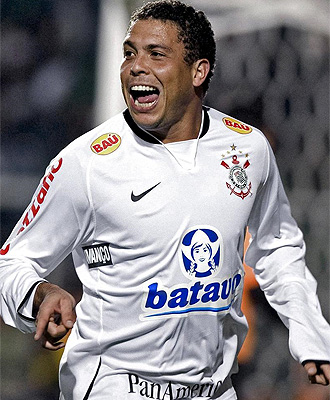 Ronaldo celebra un gol con el Corinthians