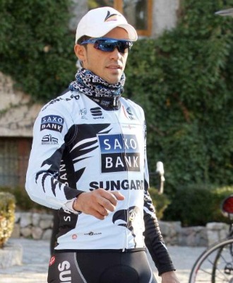 Alberto Contador concentrado con el Saxo Bank.
