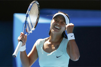 Na Li celebra un punto durante el partido de semifinales contra Wozniacki