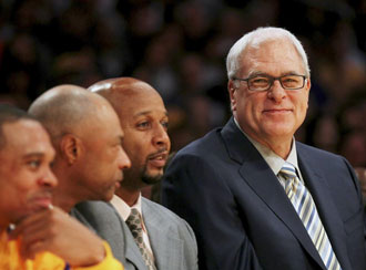 Phil Jackson y Brian Shaw en el banquillo de los Lakers