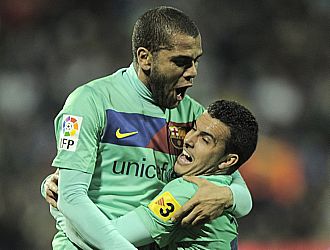 Pedro celebra el gol con Dani Alves