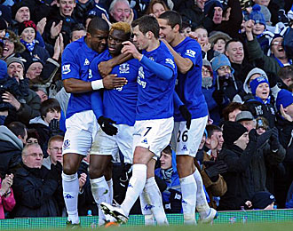 Los jugadores del Everton celebran un gol.