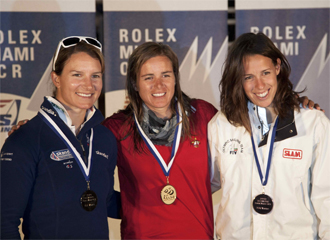 Marina Alabau (en el centro), posando con la medalla de oro junto a Bryony Shaw (plata) y Laura Linares (bronce)