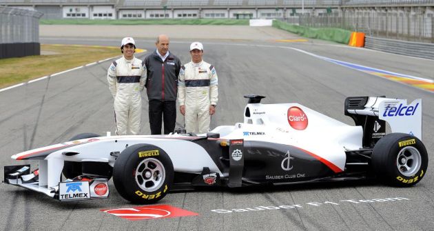 Peter Sauber, junto a Prez y Kobasyashi, ante el nuevo C30