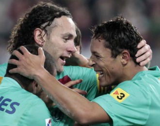 Los jugadores del Bara celebran el gol de Adriano