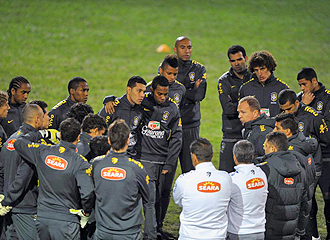 La seleccin de Brasil, reunida en torno a Mano Menezes, donde se encuentran Marcelo, Alves y Elas.