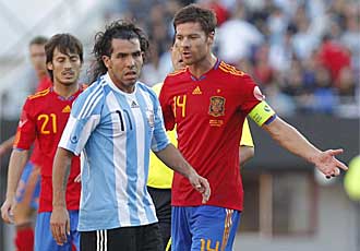 Xabi Alonso cubre a Carlos Tvez durante el partido amistopso que Argentina y Espaa disputaron el pasado mes de septiembre en Buenos Aires.