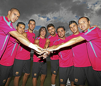 Los jugadores del Barcelona y campeones del Mundo en Sudfrica posan antes de un entrenamiento del conjunto azulgrana.