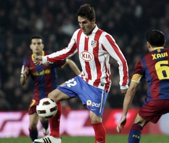 Koke controla un baln en el Camp Nou ante Xavi.