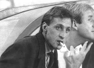 Cruyff, fumando en el banquillo del Camp Nou en su etapa como entrenador