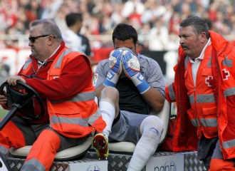 Asenjo se retira lesionado en el Sevilla-Mlaga