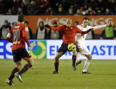 Aranda pelea el baln con Carvalho en el encuentro frente al Real Madrid