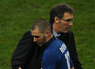 Blanc saluda a Benzema al ser sustituido durante el duelo.