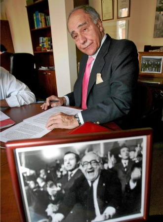 Vicente Caldern Surez firma unos documentos en su despacho.