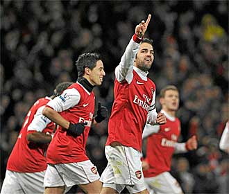 Cesc celebra un gol con la camiseta del Arsenal.