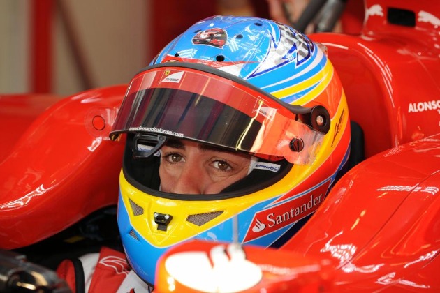 Fernando Alonso, con el casco 'homenaje' a Kubica en Jerez. FOTO: PACO MARTN. MARCA