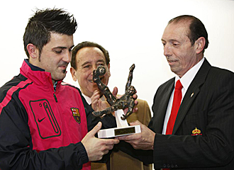 Villa recoge de manos de Quini el trofeo al mximo goleador asturiano de la pasada campaa.