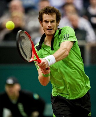 Andy Murray golpea una bola en el torneo de Rotterdam.