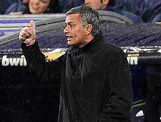 Mourinho hace una seal de aprobacin en el partido ante el Levante