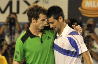 Andy Murray y Novak Djokovic se saludan tras la final del Open de Australia.