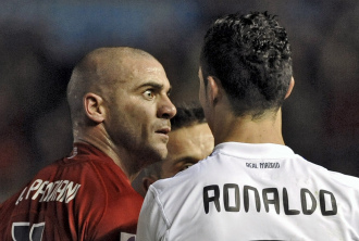 Pandiani y Ronaldo durante su enfrentamiento en el Reyno de Navarra