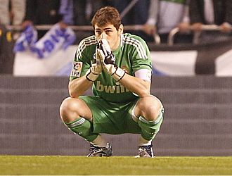 Casillas, cariacontecido tras el resultado cosechado por el Madrid en Riazor