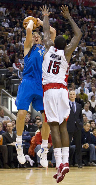 Dirk Nowitzki lanzando ante los Raptors