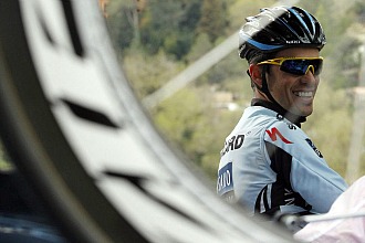 Contador sonre en la concentracin del Saxo Bank en Puigpunyent