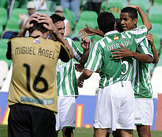 Roversio, Dorado y otros jugadores del Betis celebran uno de los tres goles marcados a la Ponferradina en la primera vuelta