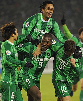 Los jugadores del Hangzhou Greentown celebran la victoria sobre uno de los favoritos, el Nagoya