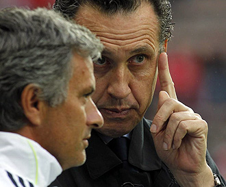 Mourinho y Valdano conversan antes de un partido.