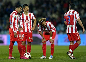 Jos Antonio Reyes, Kun Agero, Diego Forln y Antonio Lpez hablan entre s tras el gol de Manu del Moral.
