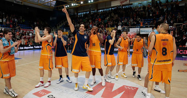 Los jugadores del Fuenlabrada celebrando su triunfo contra el Bara. Foto: Emilio Cobos