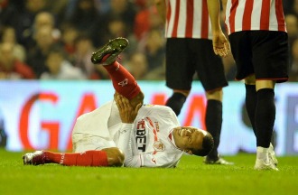 Luis Fabiano se duele en el césped en el momento de la lesión