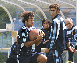 Ral con un baln medicinal durante la pretemporada del Real Madrid en julio de 2009.