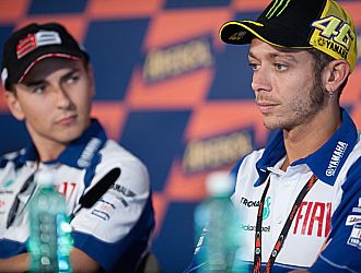 Rossi en rueda de prensa ante la atenta mirada de Lorenzo