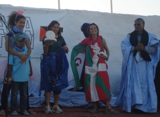 Las ganadoras, en la ceremonia de entrega de premios del Maratn del Shara.